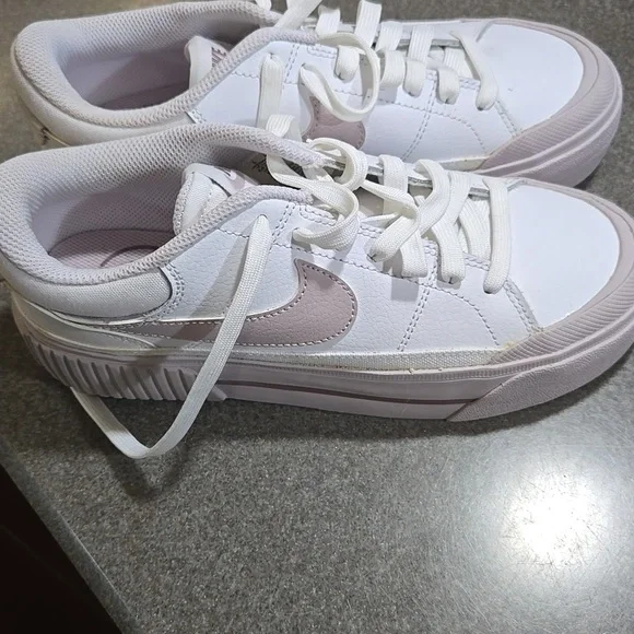 Nike White and Light Pink Casual Shoes - Picture 3 of 10